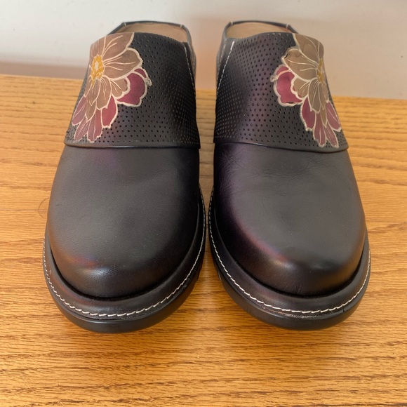 L'ARTISTE FORSEE CLOGS beautiful painted details size 9, Brand New - Picture 2 of 9